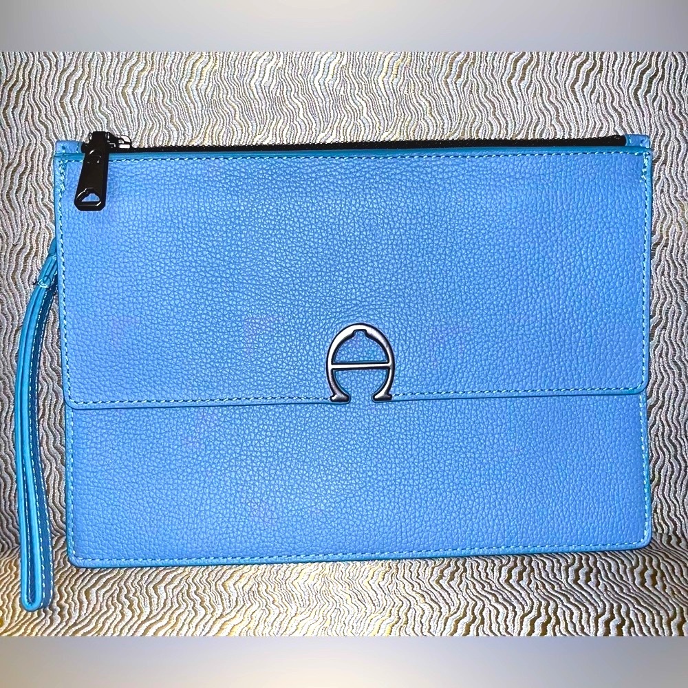 👛 ETIENNE AIGNER Blue Wristlet Clutch 👛